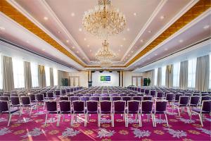 a large room with rows of chairs and a chandelier at Holiday Inn Express Zhengzhou Zhongzhou by IHG in Zhengzhou +49 photos