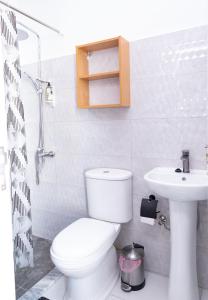 Un baño blanco con inodoro y lavabo. en Apart'hotel Assomada, en Assomada 6 fotos más