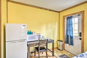 eine Küche mit einem Tisch, einer Mikrowelle und einem Kühlschrank in der Unterkunft Dosanko Cottage & Brandenburger Suite at Equestrian House PA in Pleasant Mount