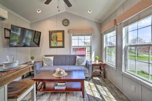 ein Wohnzimmer mit Sofa und Fernseher in der Unterkunft Dosanko Cottage & Brandenburger Suite at Equestrian House PA in Pleasant Mount