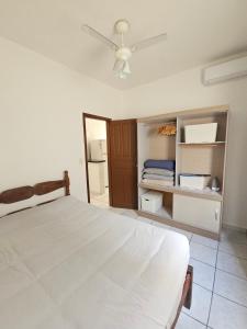 a bedroom with a bed and a ceiling fan at Casa com ar-condicionado no centro da cidade, bem localizada, 10min da praia a pé in Prado