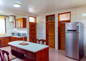 een keuken met een koelkast en een tafel. bij The Victory Residence in Accra