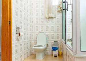 een witte badkamer met toilet en douche bij The Victory Residence in Accra +59 foto's