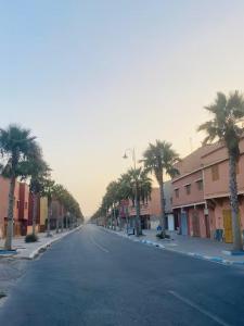 una calle vacía con palmeras y edificios en Dar Minel- Deine Wohlfühloase mit Garten und Sonnenterasse, en Zaouit Massa 12 fotos más
