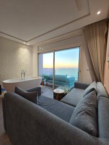 a living room with a couch and a bath tub at Bella view la perla in Moulay Bousselham