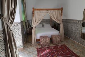 Postel nebo postele na pokoji v ubytování Riad Dar Al Fassia