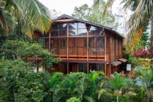 ein Holzhaus mitten im Wald in der Unterkunft amã Stays & Trails The Malabar Villa Heliconia, Kozhikode in Wayanad