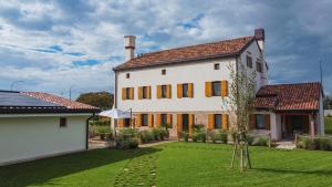 a large white house with a yard in front of it at Alla Rocca Storica in Cavallino-Treporti