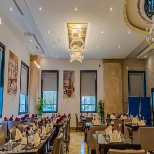Εστιατόριο ή άλλο μέρος για φαγητό στο Sunday Hotel Kingdom Towers Formerly Warwick Al Dabab Hotel