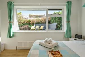 Postel nebo postele na pokoji v ubytování Sunset View