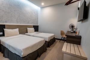 Un pat sau paturi într-o cameră la Indra Hotel Ipoh