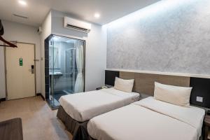 Un pat sau paturi într-o cameră la Indra Hotel Ipoh +21 fotografii