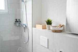 アルトドルフにあるSimpleGlow I Lucerne I Andermatt I Nature I Familyのシャワーと洗面台を備えた白いバスルーム +40枚の写真