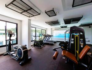 ein Fitnessstudio mit mehreren Laufbändern und Crosstrainern in der Unterkunft Pool Access 1 Bedroom Duplex UTL A107 near Nai Harn Beach in Rawai Beach