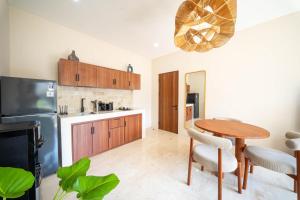 Φωτογραφία από το άλμπουμ του Stylish 1BR near Bingin Beach - Uluwatu Center σε Uluwatu