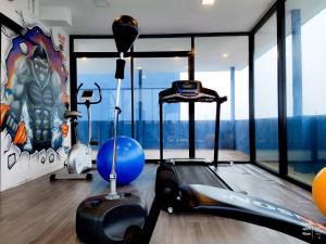 een fitnessruimte met een gymzaal met een gorilla aan de muur bij Jomtien Beach Market Place in Jomtien Beach