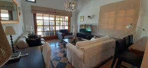 een woonkamer met een bank en een tafel bij Villa Adais in Playa Blanca