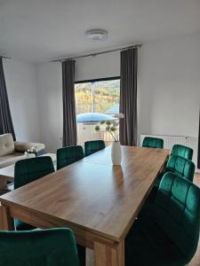 ブランにあるPanoramic Chalet Branの木製のテーブルと緑の椅子のあるダイニングルーム +71枚の写真