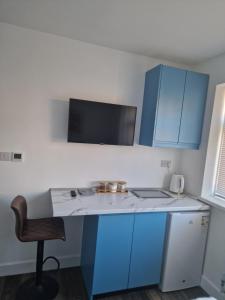 Nhà bếp/bếp nhỏ tại Cozy baby blue room