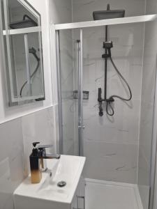 Phòng tắm tại Cozy baby blue room