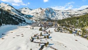 Luftblick auf ein Skigebiet im Schnee in der Unterkunft Remodeled Second Floor Valley View suite in Olympic Valley + 21 Fotos