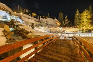 ein hölzerner Steg, der nachts zu einem Ferienort führt in der Unterkunft Remodeled Second Floor Valley View suite in Olympic Valley