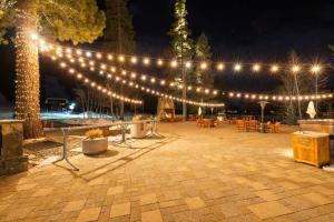 eine Reihe von Lichtern über einer Terrasse in der Nacht in der Unterkunft Remodeled Second Floor Valley View suite in Olympic Valley