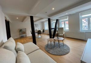 a living room with a couch and a table at Apartment Altstadtblick in Burgdorf