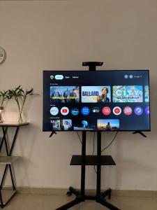 TV a/nebo společenská místnost v ubytování A studio in the heart of Khobar