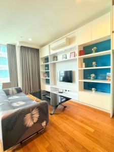 ein Schlafzimmer mit einem Bett und einem Schreibtisch in einem Zimmer in der Unterkunft Crown Suites At Platinum KLCC in Kuala Lumpur