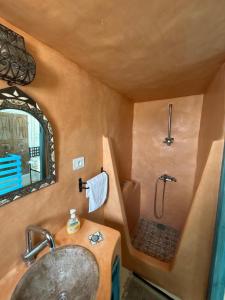 ein Badezimmer mit Waschbecken und Dusche in der Unterkunft Dar Temna Renovated traditional house in Erriadh