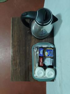 un recipiente con una tetera encima de una mesa en HOTEL Makarios, en Shillong