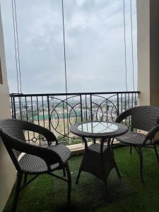 een tafel en stoelen op een balkon met uitzicht bij CASA NOVA luxury in Greater Noida