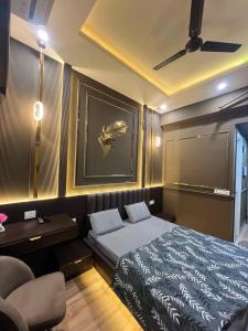 een slaapkamer met een bed en een stoel erin bij CASA NOVA luxury in Greater Noida