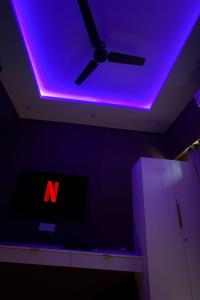 een paars plafond met een plafondventilator en een paars licht bij CASA NOVA luxury in Greater Noida