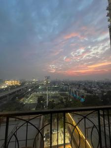 een uitzicht op de stad bij zonsondergang vanuit een gebouw bij CASA NOVA luxury in Greater Noida