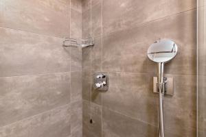 eine Dusche mit Glastür und Spiegel in der Unterkunft Appartamenti Via Dell'Asilo in Isolaccia + 34 Fotos