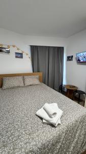 a bedroom with a bed with a white towel on it at Precioso apartamento en San Isidro , ski , snow in San Isidro