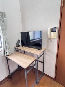 a desk with a television on top of it at FukuStay CCB1-201 福居 地下鉄駅徒歩2分 in Fukuoka