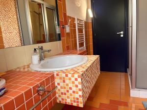 a bathroom with a sink with a tiled counter at Villa Gioconda a 200metri spiaggia Noto Calabernardo in Calabernardo +43 photos