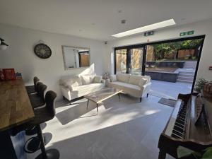 Χώρος καθιστικού στο Comfortable at Albion's House