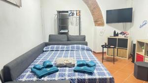 Un dormitorio con una cama con toallas azules. en Il Nido d'Amore, en Livorno