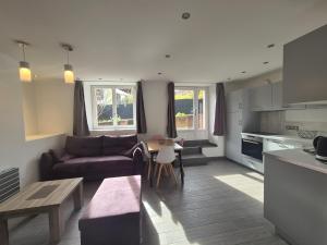 un soggiorno con un divano e un tavolo di Charmant 2 pièces avec jardin - Hyper centre BSM a Bourg-Saint-Maurice Altre 4 foto