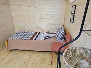 ein kleines Zimmer mit einem Bett und zwei Stühlen in der Unterkunft Apartment With 2 Bedrooms - Magic Woods 