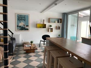 a living room with a large wooden table at Charmante maison à 200m de la plage in Hossegor