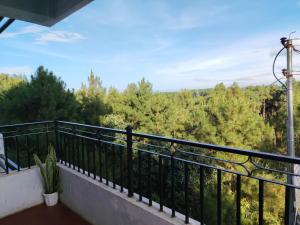 Un balcón con vista a los árboles. en HOTEL Makarios, en Shillong