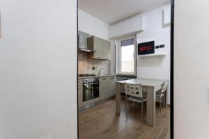 Η κουζίνα ή μικρή κουζίνα στο Duca's Suite - Near Hospital Self Chek-in +5 φωτογραφίες