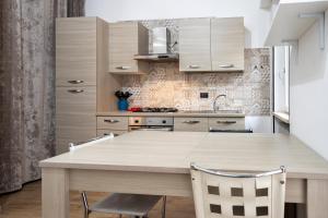 Η κουζίνα ή μικρή κουζίνα στο Duca's Suite - Near Hospital Self Chek-in