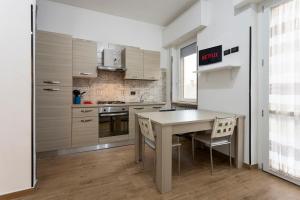 Η κουζίνα ή μικρή κουζίνα στο Duca's Suite - Near Hospital Self Chek-in