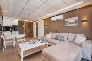 a living room with a couch and a table at Demirel Suites Antalya-Lara Plajlar ve Havalimanına Yakın in Lara